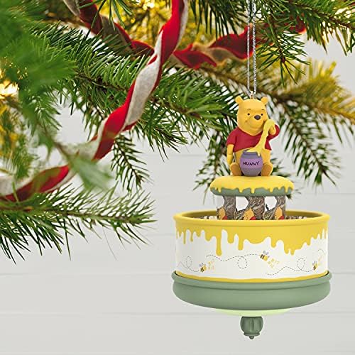 Hallmark Keepsake Božićni ukras 2021., Disney Winnie Pooh i 55. obljetnica meda, pokret