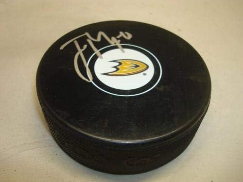Jacob Meghna potpisao je hokejaški pak Anaheim Ducks s 1A-NHL Pakom s autogramom