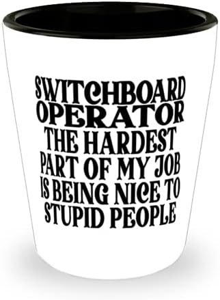 Operater centrale najteži dio mog posla je biti pristojan prema glupim ljudima smiješna poruka Keramička čaša za operatera